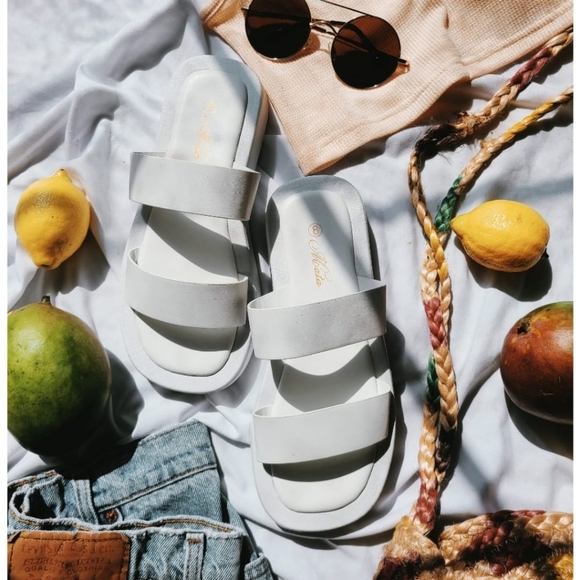 🚨Resort Style Collection// White 2 band Sandal - Picture 4 of 6